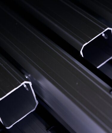 Produkcja wytrzymałej aluminiowej konstrukcji.