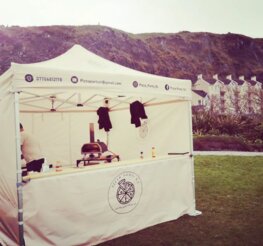 Bia_o-pomara_czowy pawilon 6x3 z dekoracyjnymi zas_onami i spersonalizowanymi flagami ING DiBa na sponsorowanej imprezie sportowej w Niemczech.