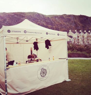 Bia_o-pomara_czowy pawilon 6x3 z dekoracyjnymi zas_onami i spersonalizowanymi flagami ING DiBa na sponsorowanej imprezie sportowej w Niemczech.