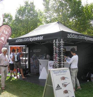 _?_ty sk_adany pawilon 3x3, spersonalizowany logo Muething na wystaw_ produkt?w rolniczych na polu kukurydzy.