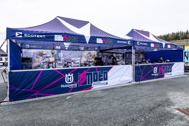 Zespół Cat Moto Motocross z dwoma namiotami składanymi Ecotent podczas europejskiego wyścigu.