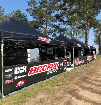 Jaskrawozielony promocyjny pawilon 3x3 m, spersonalizowany napisem i logo dla Cannondale.